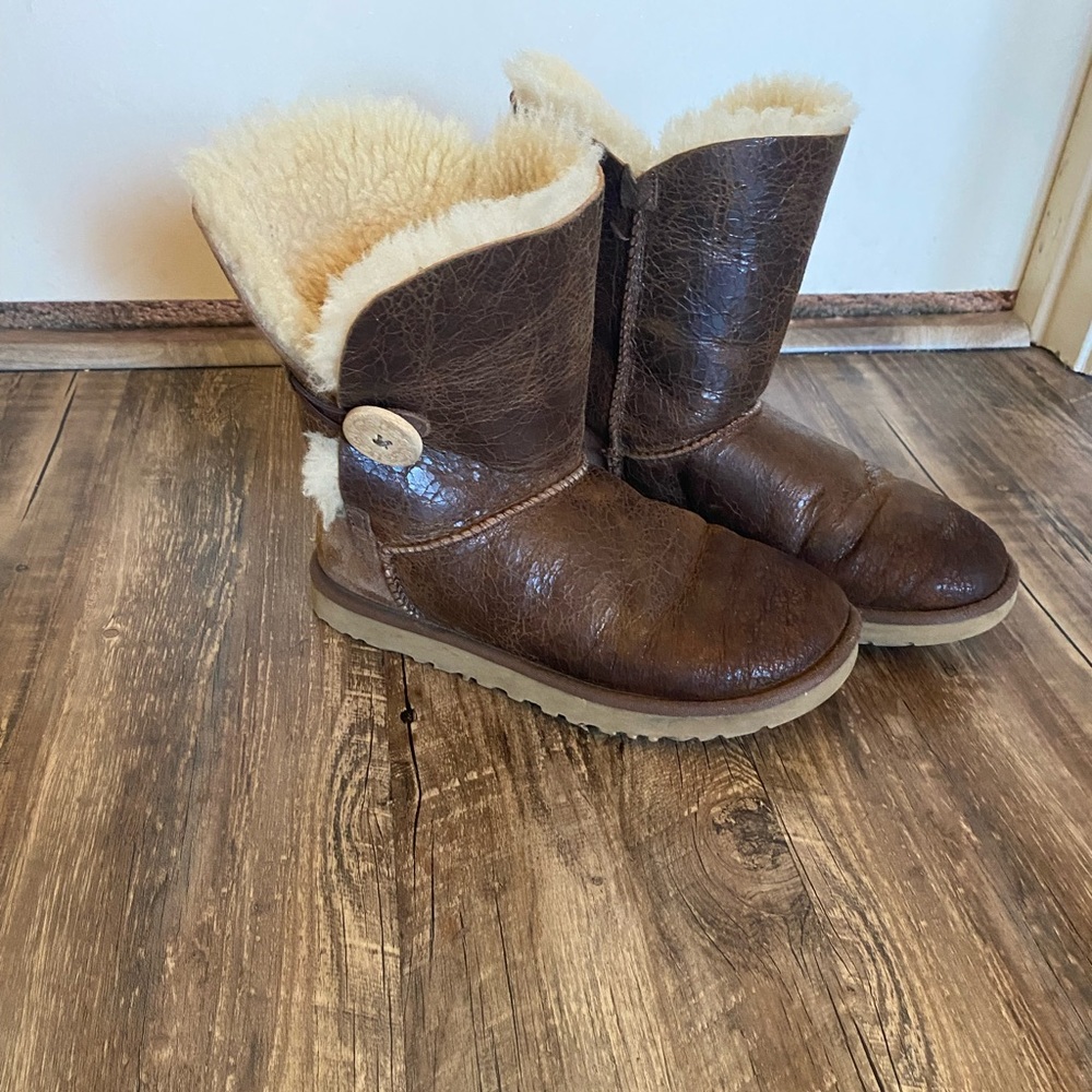 UGG Bailey Button size 6